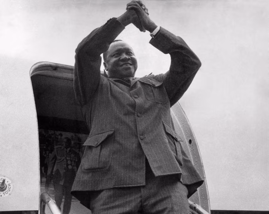 Vào năm 1977, Ủy ban Tư pháp Quốc tế kết tội Tổng thống Dada phạm tội ác chống loài người bởi vì ông ta có hành vi đày ải rồi trục xuất 40.000 người châu Á là con cháu người nhập cư Ấn Độ từ thời thuộc địa của Anh hồi năm 1972.