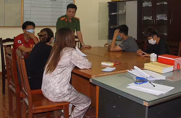  Cơ sở massage cho nữ nhân viên bán dâm, kích dục cho khách: Các đơn vị nghiệp vụ Công an tỉnh Hưng Yên vừa kiểm tra cơ sở kinh doanh dịch vụ massage Thùy Trang thôn Yên Lịch, xã Dân Tiến, huyện Khoái Châu phát hiện tại cơ sở Thùy Trang, có 3 phòng có các nhân viên nữ kích dục cho khác, 2 phòng có 2 đôi nam nữ mua, bán dâm. Tại cơ sở nằm trong khuôn viên khách sạn Á Đông ở thôn Mộc Ty, xã Trưng Trắc, huyện Văn Lâm có 3 đôi nam nữ đang mua, bán dâm.