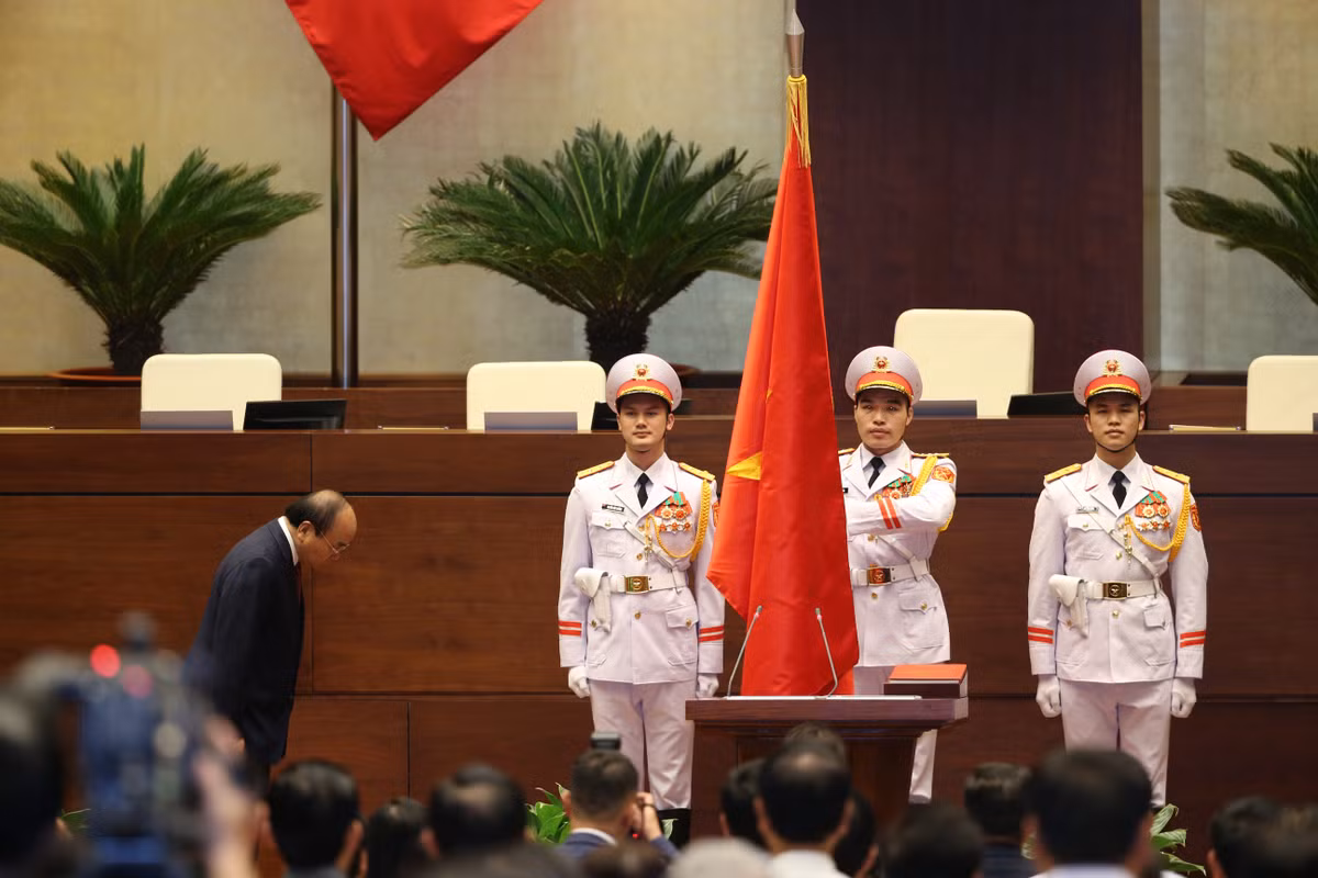 Phát biểu trước Quốc hội và Nhân dân, trước cờ đỏ sao vàng, Chủ tịch nước Nguyễn Xuân Phúc xin hứa trước Quốc hội và Nhân dân cả nước sẽ không ngừng tu dưỡng đạo đức, phẩm chất, tận tâm, tận lực, cần kiệm liêm chính chí công vô tư, thực hiện đầy đủ nhiệm vụ và quyền hạn của Chủ tịch nước được Hiến pháp và pháp luật quy định. Ảnh: VGP