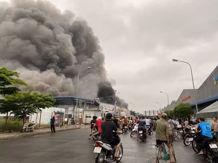 Vụ cháy khiến nhiều công nhân lo lắng.