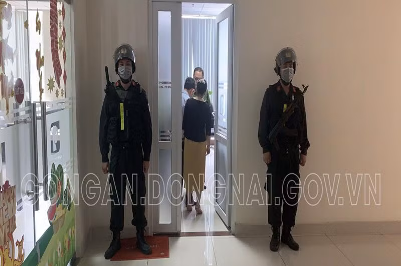 Trước đó, đêm ngày 6/2, Công an Đồng Nai đã chủ trì phối hợp với Cục Cảnh sát Hình sự và các đơn vị nghiệp vụ Bộ Công an phá chuyên án về sản xuất buôn bán xăng giả tại Vĩnh Long.