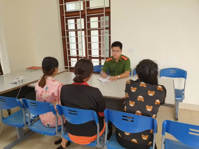  3 thai phụ định vượt biên sang Trung Quốc bán bào thai. Ngày 24/4, Phòng Cảnh sát hình sự Công an tỉnh Nghệ An phối hợp với Tổ chức trẻ em Rồng Xanh và Công an huyện Kỳ Sơn bàn giao 3 thai phụ về cho gia đình. Đây là những thai phụ vượt biên sang Trung Quốc để bán bào thai, đã được phát hiện, ngăn chặn. Các thai phụ đều là người dân tộc Khơ Mú, trú tại huyện Kỳ Sơn, Nghệ An. Công an xác định các đối tượng môi giới cho những thai phụ “xuất ngoại” bán bào thai đều đang lấy chồng và sinh sống ở Trung Quốc nhiều năm nay.