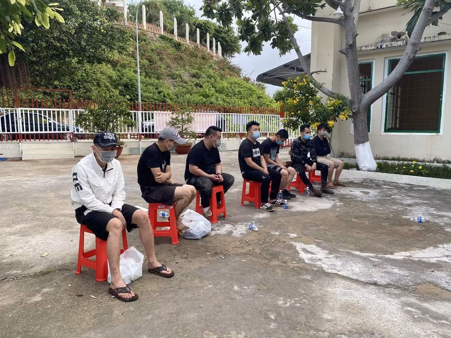  7 người Trung Quốc xuất cảnh trái phép sang Campuchia. Rạng sáng 24/4, tại khu vực đường Trường Sa, tổ 1, khu phố 1, phường Pháo Đài, TP Hà Tiên, Kiên Giang, tổ tuần tra đồn Biên phòng Cửa khẩu quốc tế Hà Tiên đã phát hiện 7 người Trung Quốc đang tìm cách xuất cảnh trái phép sang Campuchia. Theo lời khai của 2 trong số 7 đối tượng trên,sau khi trốn khỏi khu cách ly ở Long An đã lên TP. Hồ Chí Minh rủ thêm 5 đối tượng còn lại tìm đường sang Campuchia kiếm việc làm.