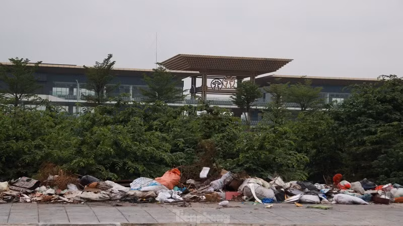Bai rac tu phat khong lo keo dai tren doan duong 'tram ty' o Ha Noi