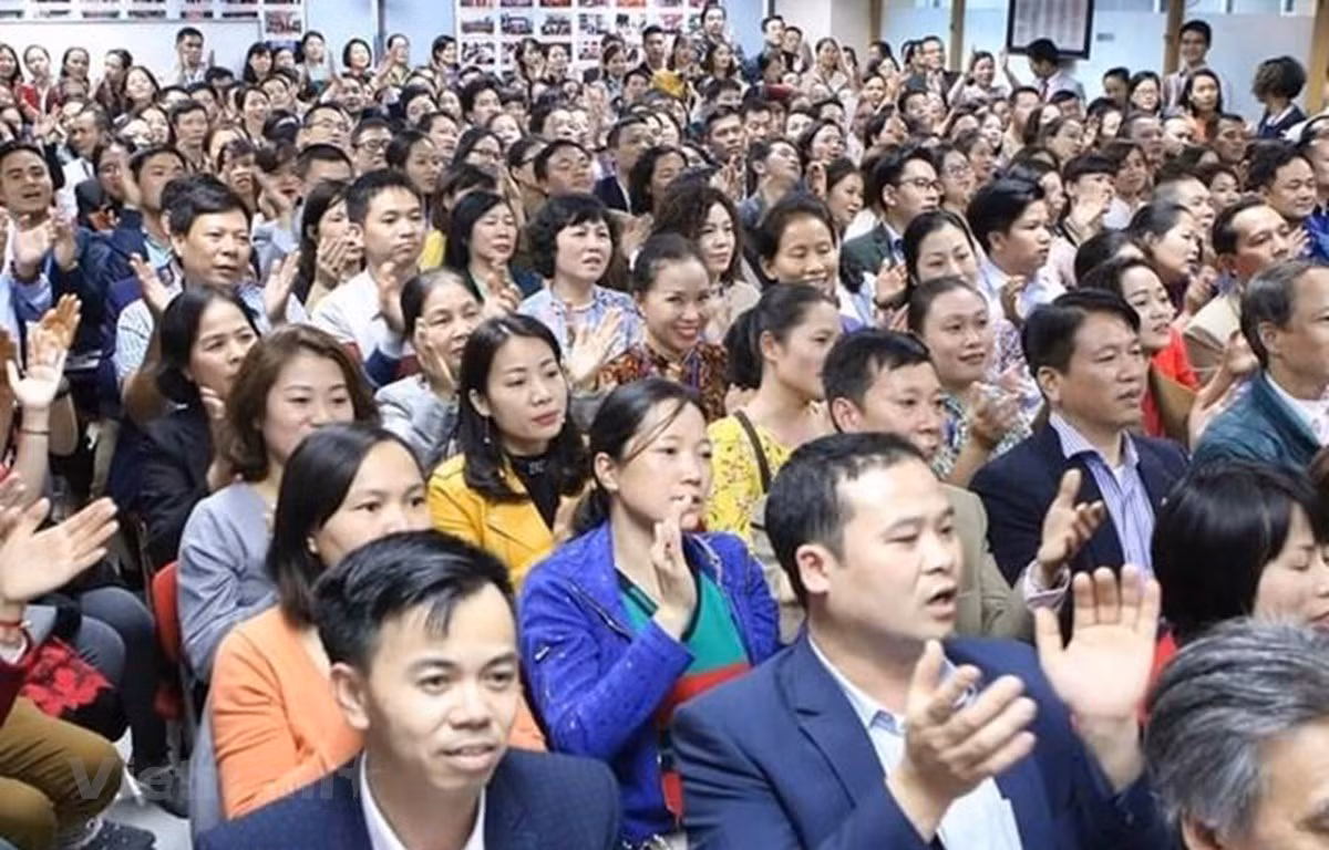 Nhieu quan chuc tham gia CLB Tinh nguoi: Can xem xet trach nhiem?
