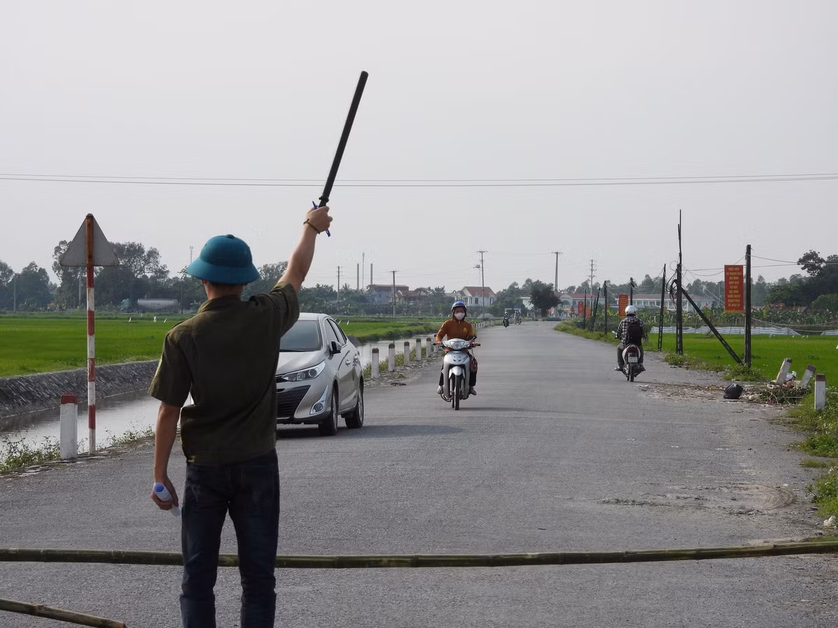 Bắt đầu từ 18h chiều nay (29/4), Hà Nam sẽ tạm dừng toàn bộ các lễ hội, tạm đóng cửa các cơ sở tôn giáo, tín ngưỡng, các dịch vụ karaoke, mát-xa, trò chơi điện tử, khu vui chơi giải trí, các sự kiện tập trung đông người, các hội nghị không cần thiết… 