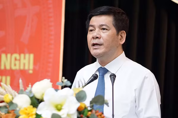 Ông Nguyễn Hồng Diên, Ủy viên Trung ương Đảng, Phó Trưởng Ban Tuyên giáo Trung ương, được giới thiệu phê chuẩn bổ nhiệm Bộ trưởng Bộ Công Thương.