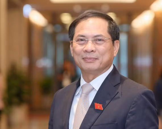 Ông Bùi Thanh Sơn, Ủy viên Trung ương Đảng, Thứ trưởng Bộ Ngoại giao, được giới thiệu phê chuẩn bổ nhiệm Bộ trưởng Bộ Ngoại giao.