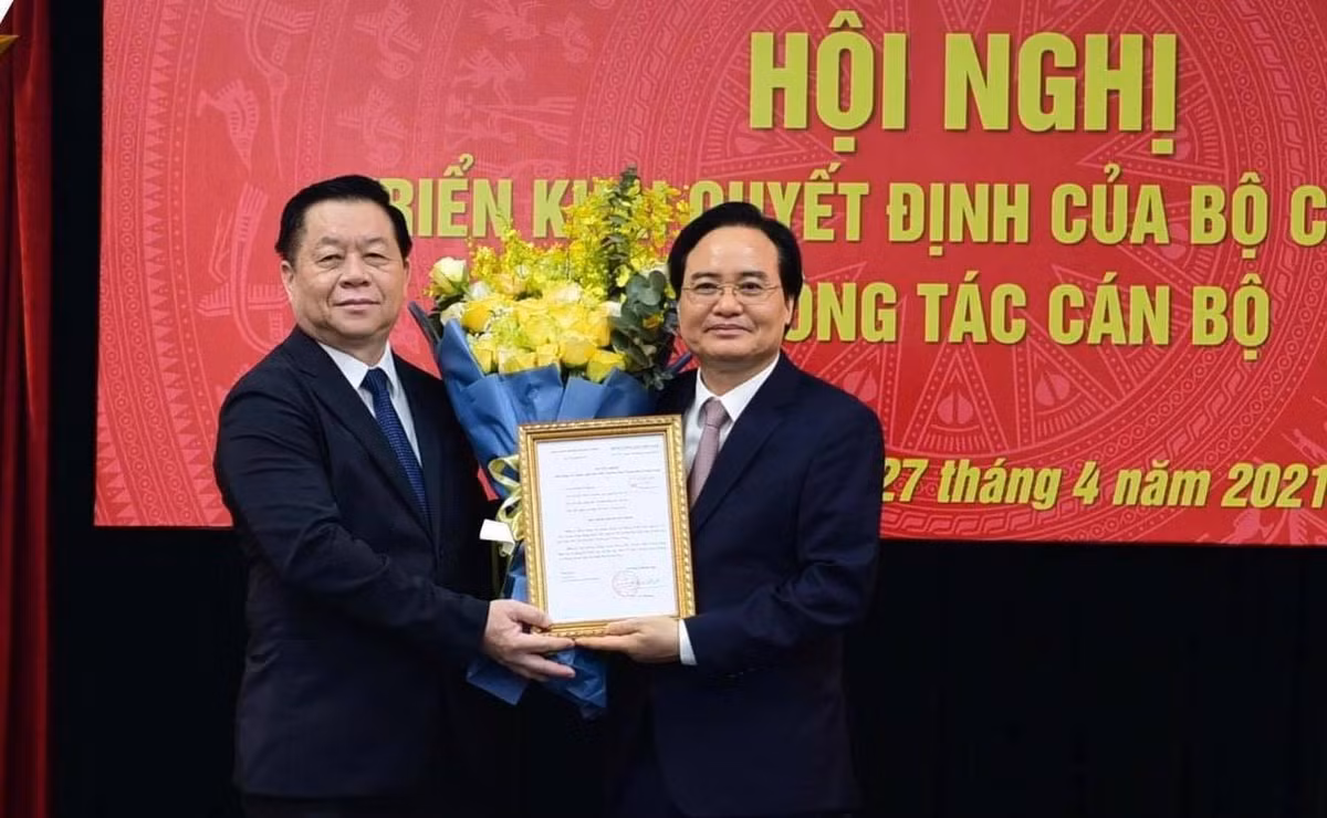 Chiều 27/4, tại Hà Nội, Ban Tuyên giáo Trung ương tổ chức Hội nghị triển khai quyết định của Bộ Chính trị về công tác cán bộ. Ông Phùng Xuân Nhạ, nguyên Ủy viên Trung ương Đảng, nguyên Bộ trưởng Bộ Giáo dục và Đào tạo được Bộ Chính trị điều động, bổ nhiệm giữ chức Phó Trưởng Ban Tuyên giáo Trung ương.