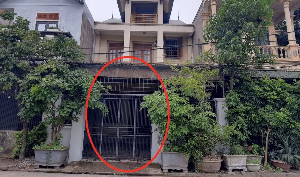  Người phụ nữ bị tạt axit ngay trước cổng nhà. Ngày 11/4, Công an TP. Vinh, Nghệ An đang khẩn trương điều tra làm rõ vụ việc bà N.T.H.V. (SN 1973, phường Lê Lợi) bị tạt ca chất lỏng nghi là axít vào người trước cổng nhà. Trước đó, khoảng 10h30 sáng 9/4, bà V. nghe tiếng gọi nên ra mở cổng và bị đôi nam nữ tạt một ca chất lỏng nghi là axít vào mặt. Những người này sau đó phóng xe rời khỏi hiện trường. Ảnh: VOV