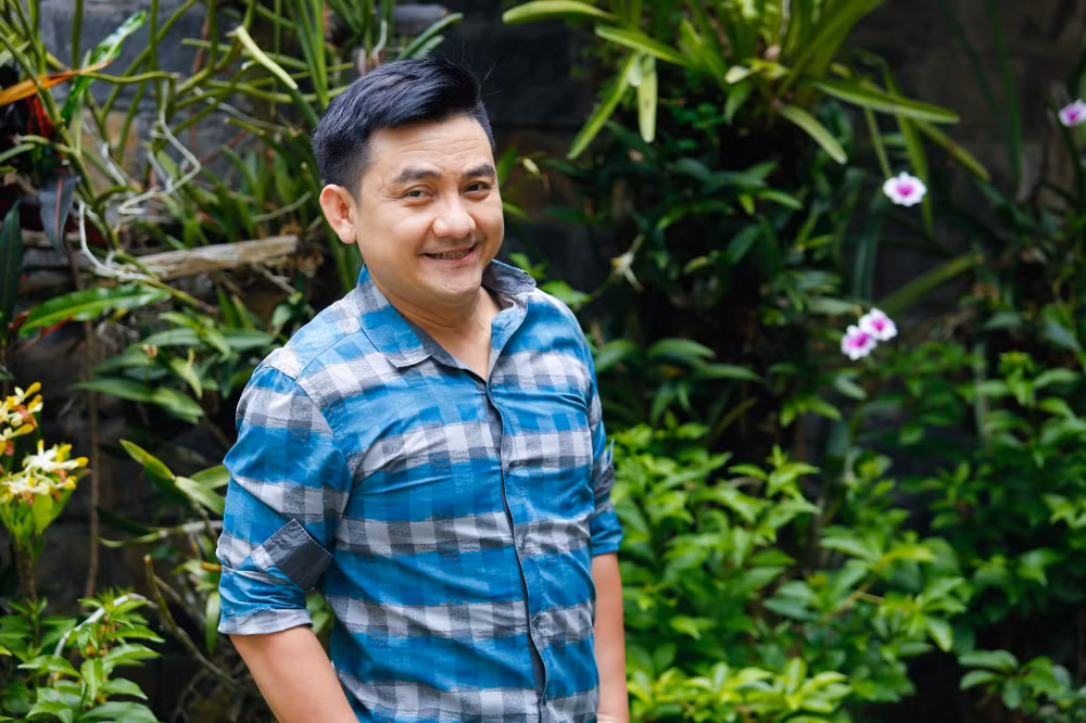Me nghe si Anh Vu bat khoc khi nhan tien quyen gop dua thi the con ve Viet Nam