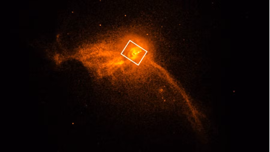 Hố đen mới được chụp ảnh nằm tại trung tâm thiên hà Messier 87 (M87). Thiên hà này cách chúng ta 53 triệu năm ánh sáng, nằm gần cụm thiên hà Xử Nữ.