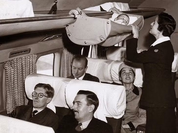 Vào những năm 1960, trẻ em đi cùng cha mẹ trên chuyến bay được bố trí cho một chỗ ngồi khá nguy hiểm.