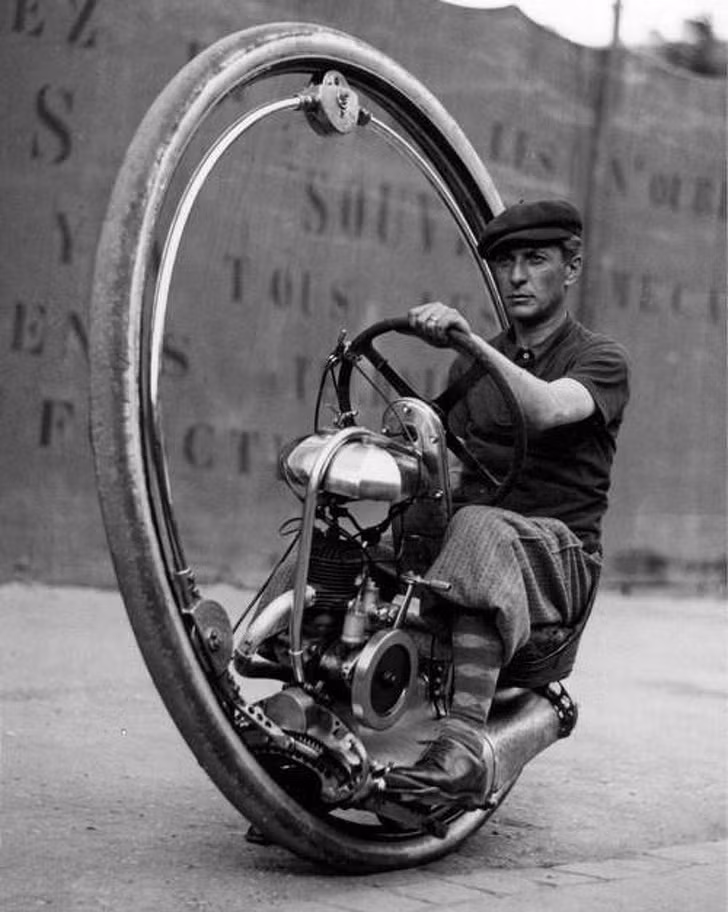 Chiếc xe một bánh được một người dân ở Los Angeles, Mỹ sử dụng năm 1938 khiến nhiều người kinh ngạc.