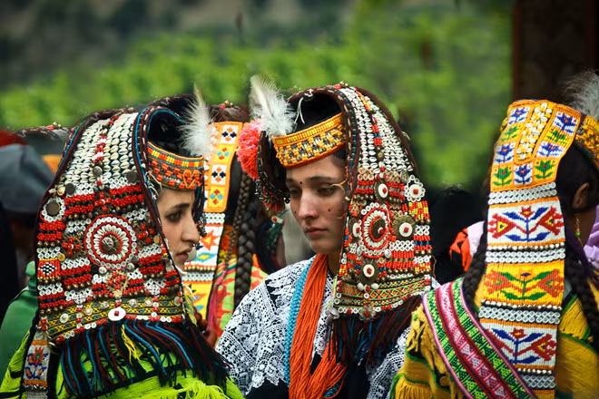 Điều khiến mọi người chú ý là người Kalash có ngoại hình giống hệt người châu Âu khi có đôi mắt vàng và da sáng màu.