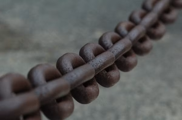 Hồn ma ông lão gây ám ảnh khi xuất hiện trong hình dáng nhếch nhác, bẩn thỉu và bị xiềng xích.