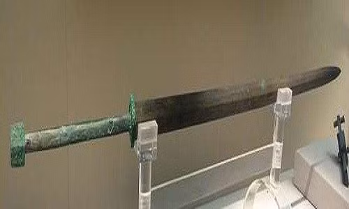 Nhiều thanh kiếm sắc bén được tìm thấy trong lăng mộ Tần Thủy Hoàng là một bí ẩn lớn "đánh đố" nhân loại suốt nhiều năm qua.