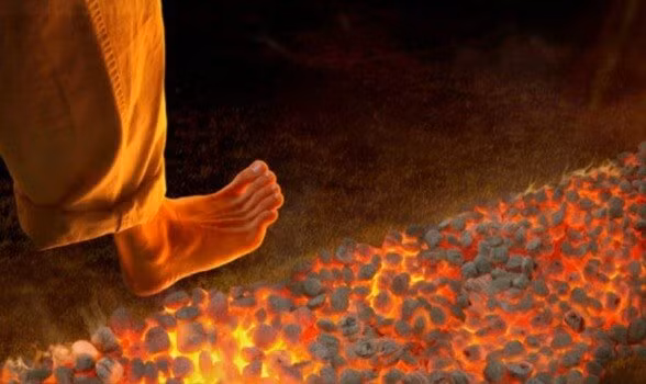 Để có thể đi trên than hồng mà không bị bỏng chân, người ta phải nắm bắt tốt một số quy tắc. Cụ thể, than đá được đốt cho đến khi nóng đỏ rồi dải ra đường dài khoảng 3m để mọi người đi chân trần qua.