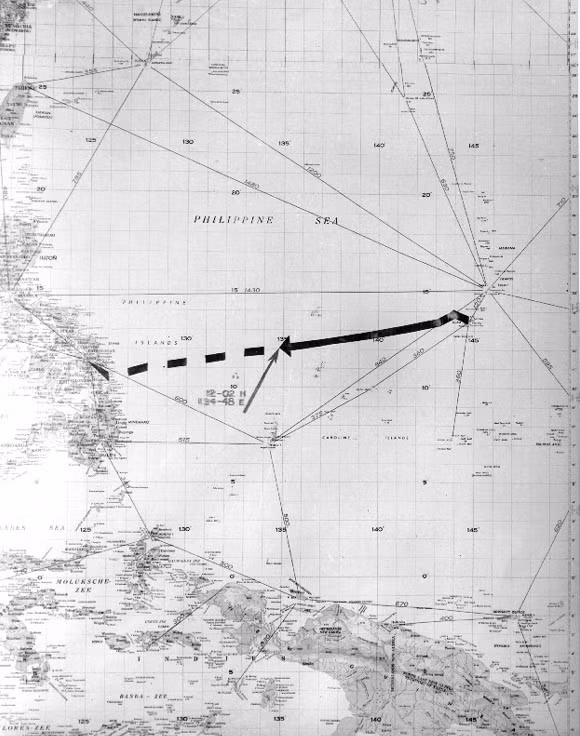 Tuần dương hạm USS Indianapolis trúng ngư lôi của tàu ngầm Nhật Bản nên bị chìm. Vào thời điểm gặp nạn, trên tàu USS Indianapolis có 1.196 người.