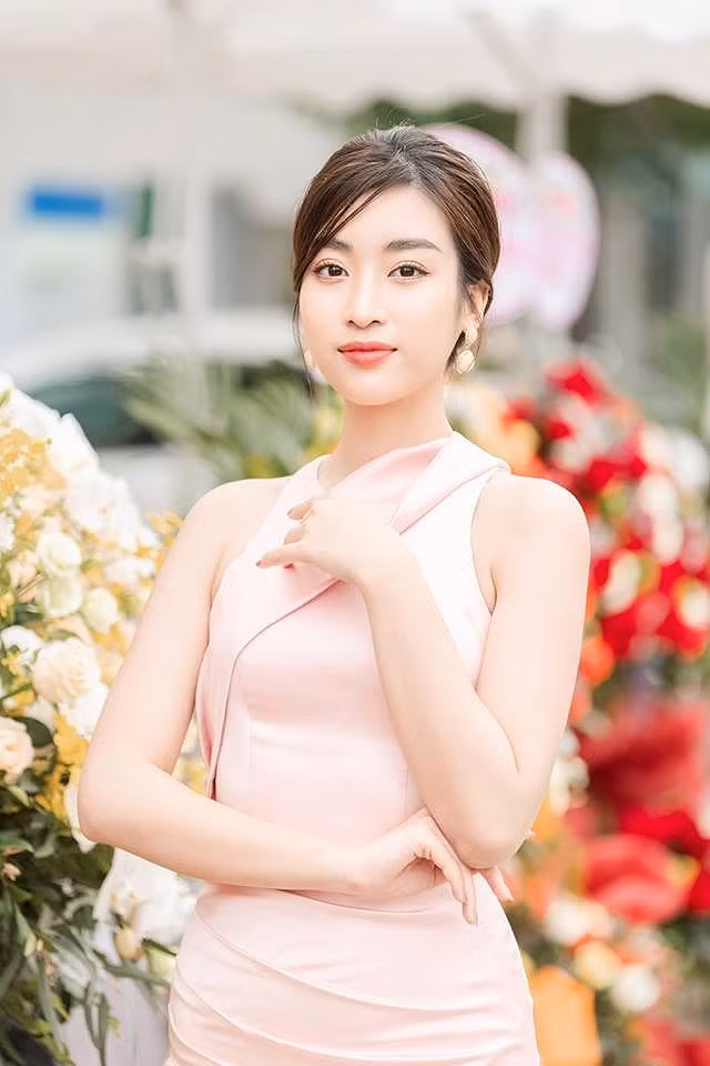 Hoa hậu Mỹ Linh trở lại với phong cách 'bánh bèo' tại event với bộ váy màu 'hường'.