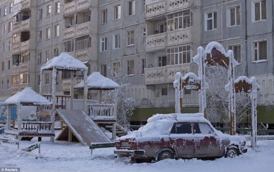 Theo ước tính, khoảng 500 người sinh sống tại làng Oymyakon. Do nơi đây vô cùng lạnh giá nên hệ thống ống nước trong nhà của người dân thường xuyên bị đóng băng.