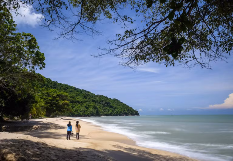 Về bãi biển, Penang có nhiều nơi tuyệt đẹp để tắm biển, ăn hải sản, ngắm hoàng hôn như Batu Ferringhi.