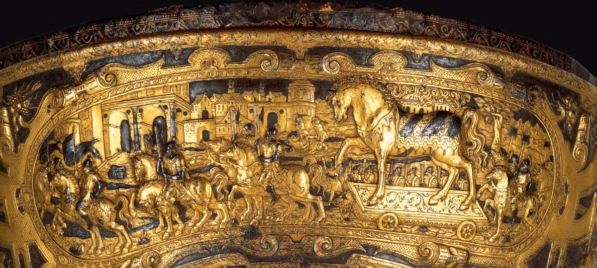 Tuy nhiên, một số chuyên gia, nhà khảo cổ cho rằng thành Troy có thật và truy tìm tàn tích của tòa thành nổi tiếng thế giới này. Theo đó, giới khoa học đã thực hiện các dự án khảo cổ nhằm tìm ra vị trí thành Troy từng tọa lạc.