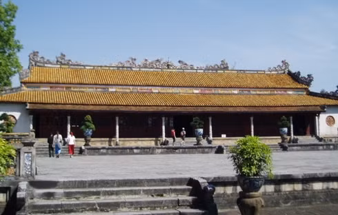Quần thể di tích Cố đô Huế là cố đô của Việt Nam dưới triều nhà Nguyễn từ năm 1802 - 1945. Ngày nay, rất nhiều du khách trong và ngoài nước đến Thừa Thiên - Huế để chiêm ngưỡng những kiến trúc cổ kính mang đậm dấu ấn lịch sử của dân tộc Việt Nam.