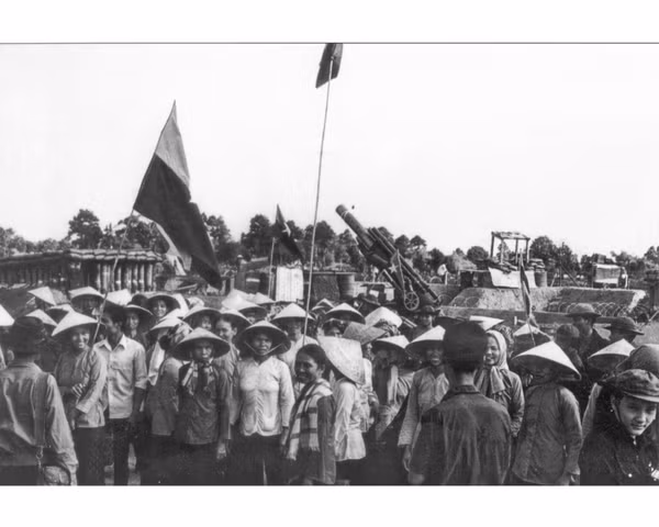 Nhiều bà, các mẹ, chị em có mặt vào thời điểm quân và dân ta chiếm lĩnh sân bay Trà Vinh sáng ngày 30/4/1975.