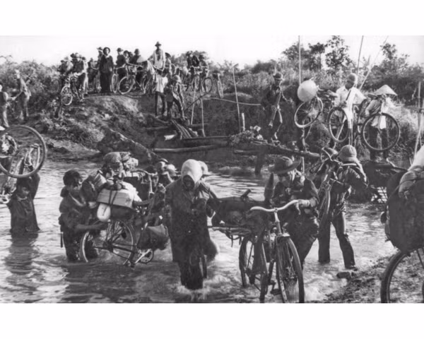 Anh de doi phu nu Viet Nam trong chien thang 30/4/1975