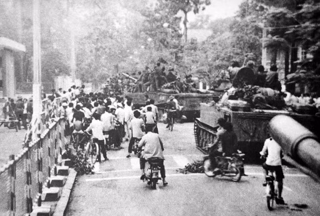 Hình ảnh quân và dân ta đánh chiếm cầu Thị Nghè sáng ngày 30/4/1975.