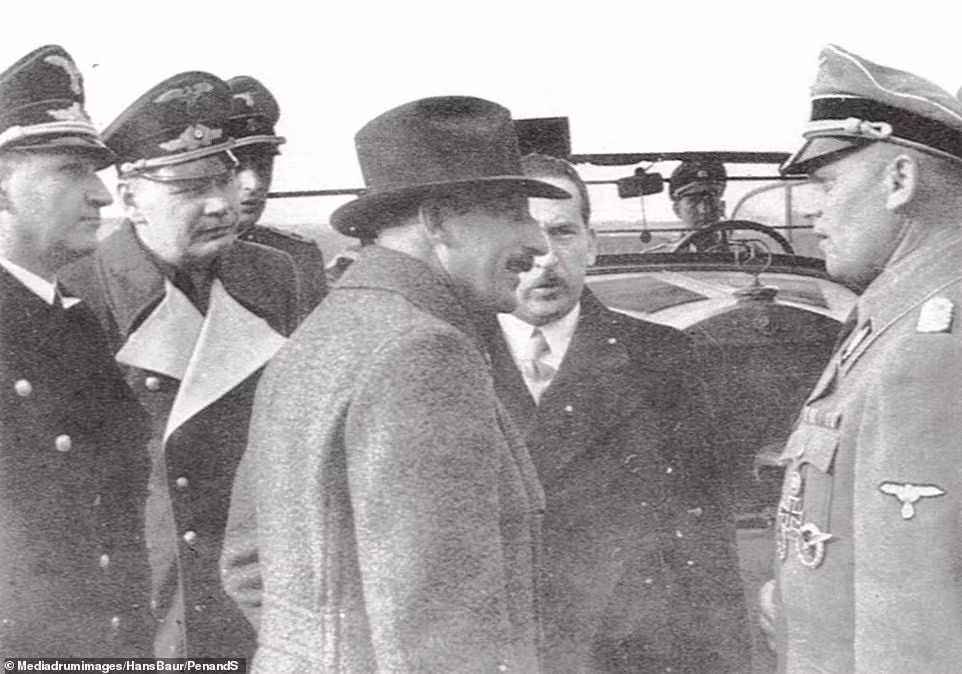 Sau cuộc nói chuyện lần cuối cùng với Hitler, Baur bị bắn vào chân khi đào tẩu trong bối cảnh Berlin thất thủ năm 1945. Sau đó, phi công thân cận của Hitler bị giam 10 năm ở nhà tù Liên Xô.