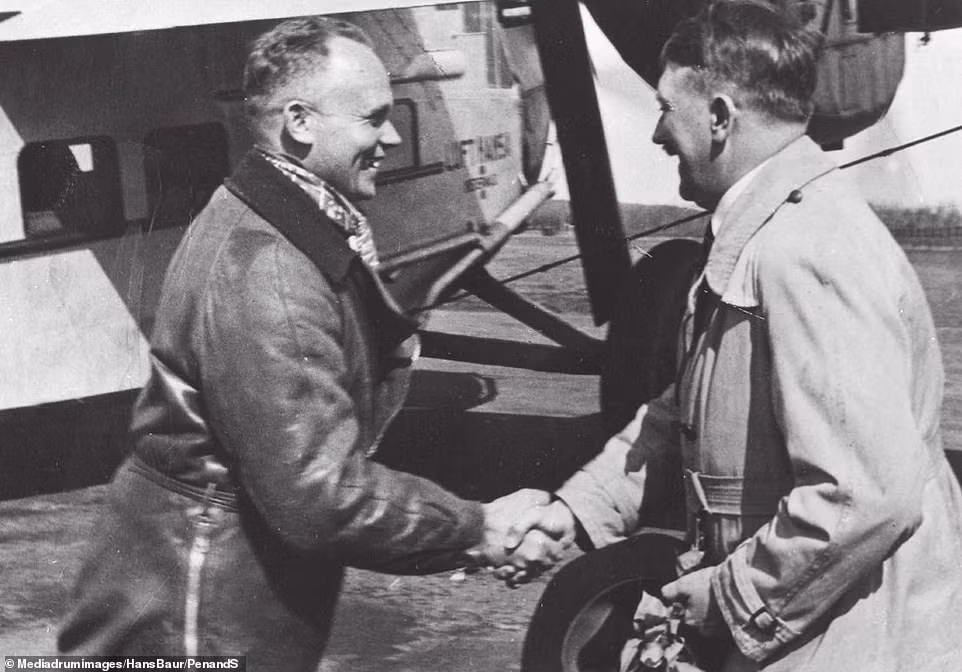 Trong nhật ký, Baur viết rằng, ông đã cố gắng giải thích với Hitler rằng vẫn còn máy bay. Ông có thể đưa Hitler đến Nhật Bản hoặc Argentina hay tới những địa điểm an toàn hơn. Tuy nhiên, Hitler đáp lại: “Chiến tranh sẽ kết thúc với sự sụp đổ của Berlin. Tôi sẽ đứng cùng hoặc sụp đổ với Berlin”.