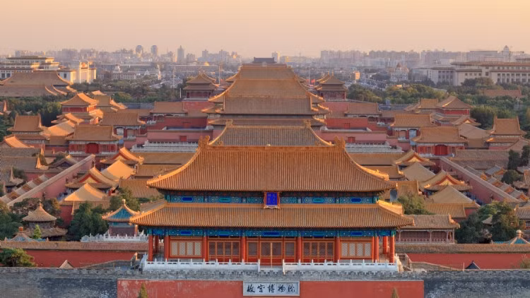 Quả thật, trong suốt bề dày lịch sử, Tử Cấm Thành là nơi ở của vua chúa thời nhà Minh và Thành cùng với hậu cung gồm phi tử và con cháu hoàng gia.