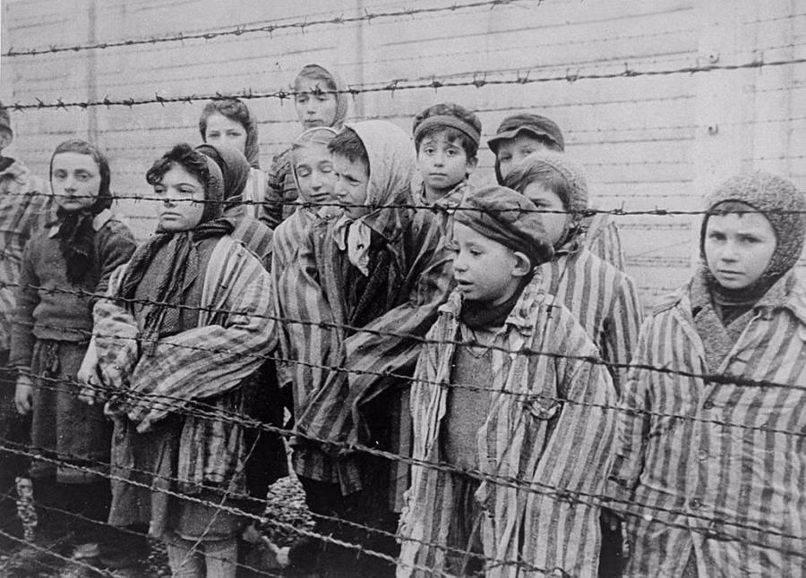 Cụ thể, "gã đồ tể" phát xít Đức Klaus Barbie tạo ra nhiều phòng tra tấn hãi hùng, đẫm máu và tàn bạo áp dụng cho kẻ thù của Đức quốc xã như quân kháng chiến ở Pháp cũng như người Do Thái và những nhóm người khác.
