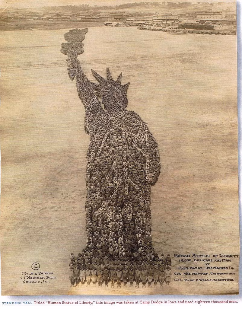 Hàng ngàn người xếp thành hình tượng Nữ thần Tự Do ở Iowa, Mỹ năm 1918.