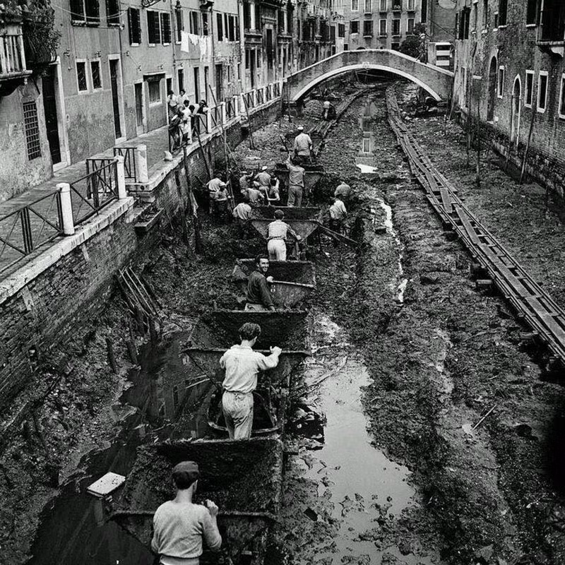Kênh đào ở Venice bị rút sạch nước để các công nhận nạo vét, làm sạch bùn đất năm 1956.