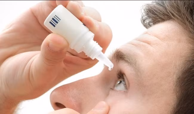 Để bảo vệ đôi mắt, các bác sĩ và giới chuyên gia khuyên người ngủ không nhắm mắt hãu bôi thuốc mỡ hay thuốc nhỏ mắt hay đến bệnh viện để được điều trị đầy đủ.