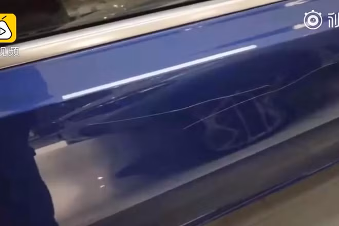 Nghich tu pha xe BMW bay ban o dai ly de ep phu huynh mua-Hinh-2