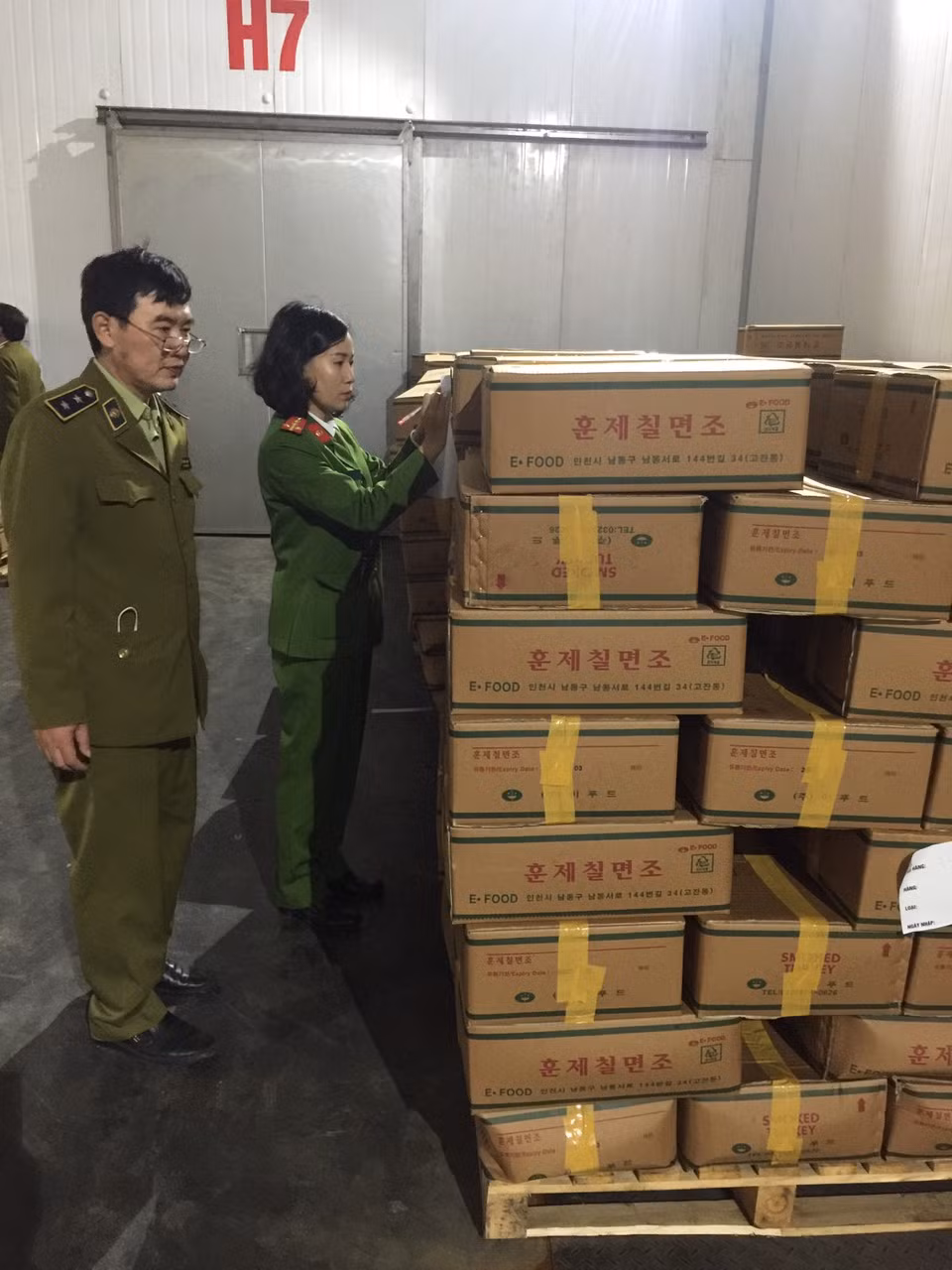 Kinh hãi 12 tấn đùi gà hun khói Hàn Quốc hết hạn được “phù phép” đầu độc NTD Kinh hai 12 tan dui ga hun khoi Han Quoc het han duoc “phu phep” dau doc NTD