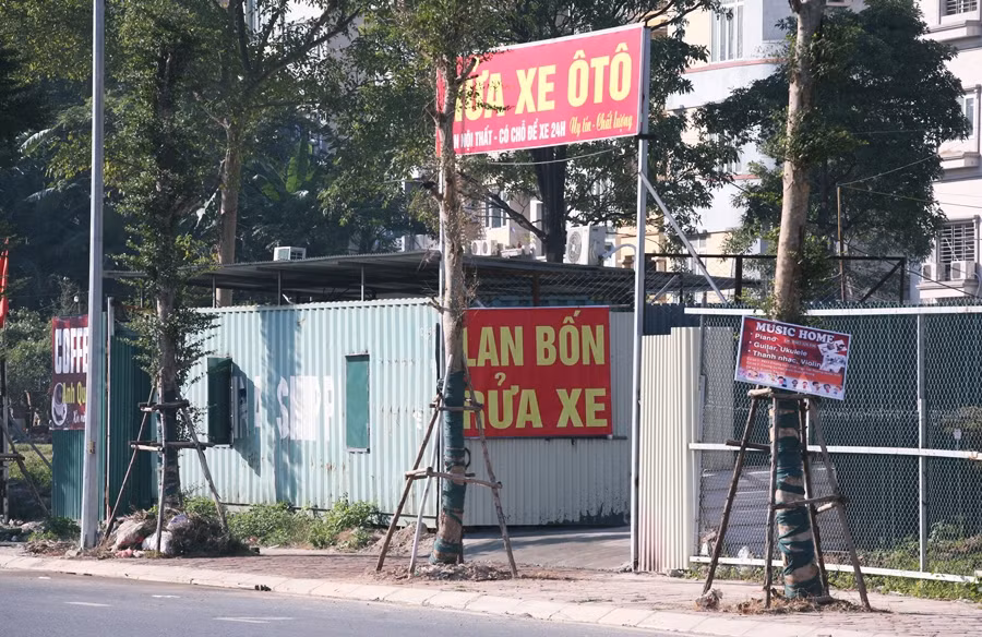 Đến nay, những công trình vi phạm như thế này không những không tháo dỡ mà còn quây kín tôn, dựng cửa làm hàng rào thành bãi rửa xe một cách hoành tráng.
