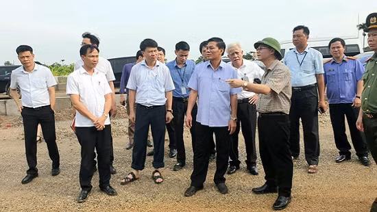 Ông Nguyễn Văn Tùng, Chủ tịch UBND TP. Hải Phòng đã trực tiếp kiểm tra hiện trường, chỉ đạo xử lý nghiêm, dứt điểm tình trạng lấn chiếm đất đai tại phường Thành Tô, quận Hải An