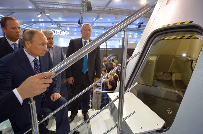 Tổng thống Nga Putin cùng nhiều quan khách thăm quan tỉ mỉ.