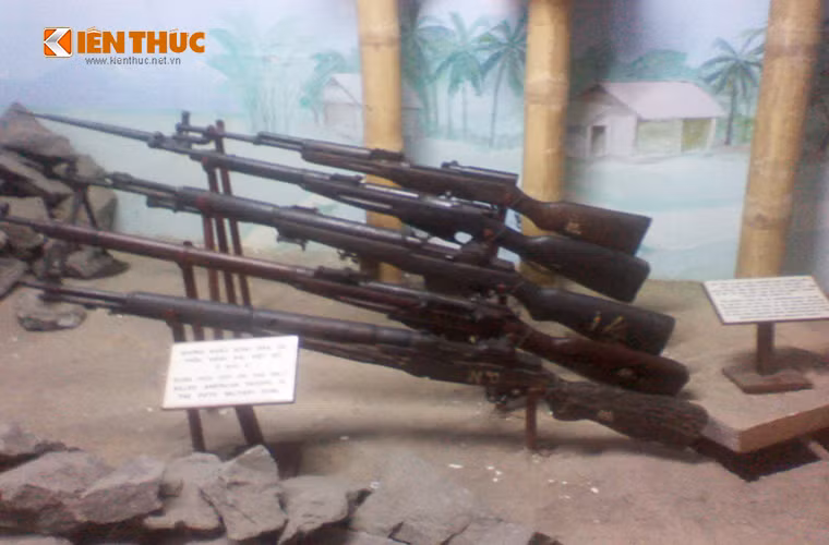 Gian trưng bày trong nhà là nơi lưu trữ các hiện vật, tư liệu quý về quá trình phát triển và trưởng thành của lực lượng vũ trang Quân khu 5 trong giai đoạn đầu của kháng chiến chống thực dân Pháp cho đến khi kết thúc kháng chiến chống Đế quốc Mỹ, giải phóng miền Nam thống nhất đất nước. Trong ảnh là các loại súng trường được quân và dân Quân khu 5 sử dụng trong hai cuộc kháng chiến trước đây.
