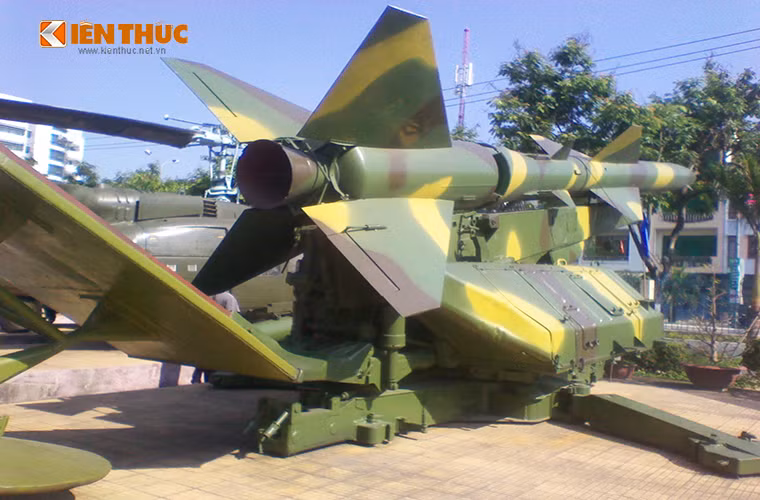 Trong ảnh là một bệ phóng tên lửa thuộc tổ hợp tên lửa phòng không SA-2 của Quân đội Nhân dân Việt Nam trong kháng chiến chống Mỹ.
