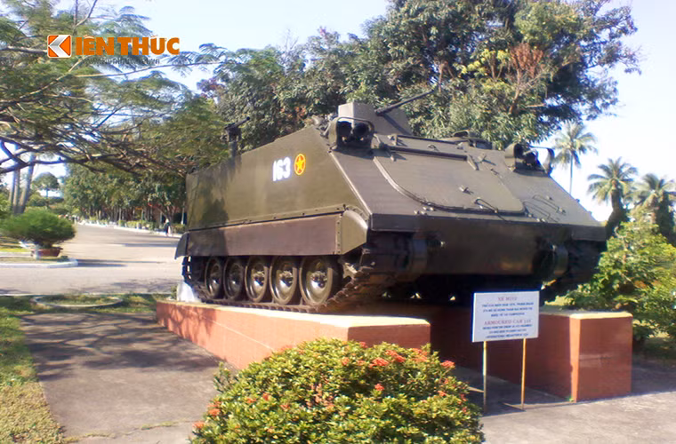 Trong ảnh là xe bọc thép chở quân M-113 được Quân đội Nhân Dân Việt Nam tịch thu từ VNCH sau khi giải phóng miền Nam vào năm 1975. Và sau này nó còn được quân đội ta sử dụng trong Chiến dịch phản công biên giới Tây –Nam.