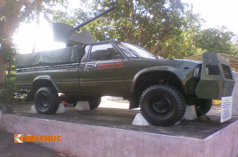 Trong ảnh là một chiếc xe bán tải Toyota được lực lượng vũ trang Quân khu 5 sửa đổi để có thể tham gia vào Chiến dịch phản công biên giới Tây Nam 1978.