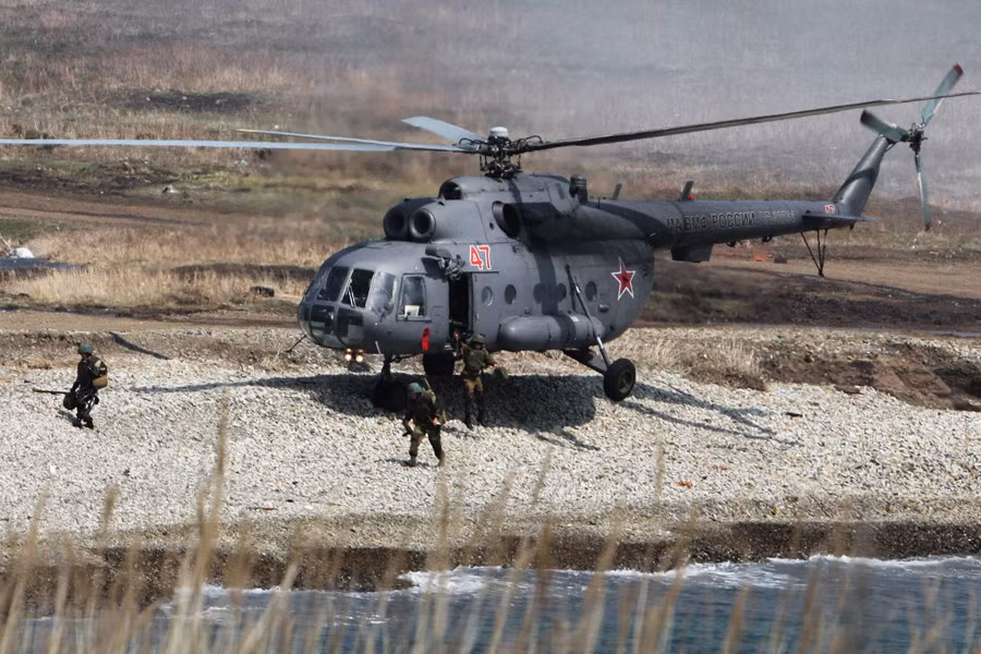 Tham gia đổ bộ từ đường không xuống đảo còn có các trực thăng vận tải Mil Mi-8.
