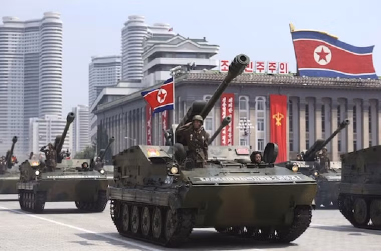 Pháo Binh: nếu vũ khí hạt nhân đứng đầu trong danh sách kho vũ khí của Triều Tiên thì lực lượng pháo binh của nước này chắc chắn sẽ chiếm vị trí thứ hai, khi mà Quân đội Triều Tiên sỡ hữu một số lượng lớn các mẫu pháo hạng nặng đặc biệt là các pháo tầm xa. Lực lượng pháo binh Triều Tiên có thể xóa sổ hoàn toàn thủ đô Seoul của Hàn Quốc từ ngay những giây phút đầu tiên nếu xung đột giữa hai miền xảy ra.