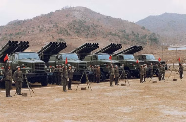 Ngoài Koksan 170mm, pháo binh Quân đội Triều Tiên vẫn còn thứ vũ khí đáng sợ khác là hệ thống pháo phản lực phóng loạt MRL 240mm, với các biến thể từ 12 đến 22 nòng và có tầm bắn tối đa lên tới 60km. Với MRL 240mm, Triều Tiên có thể nhanh chóng thực hiện các đợt tấn công phủ đầu vào các thành phố quan trọng của Hàn Quốc trong thời gian ngắn nhưng vẫn đảm bảo khả năng rút lui an toàn.